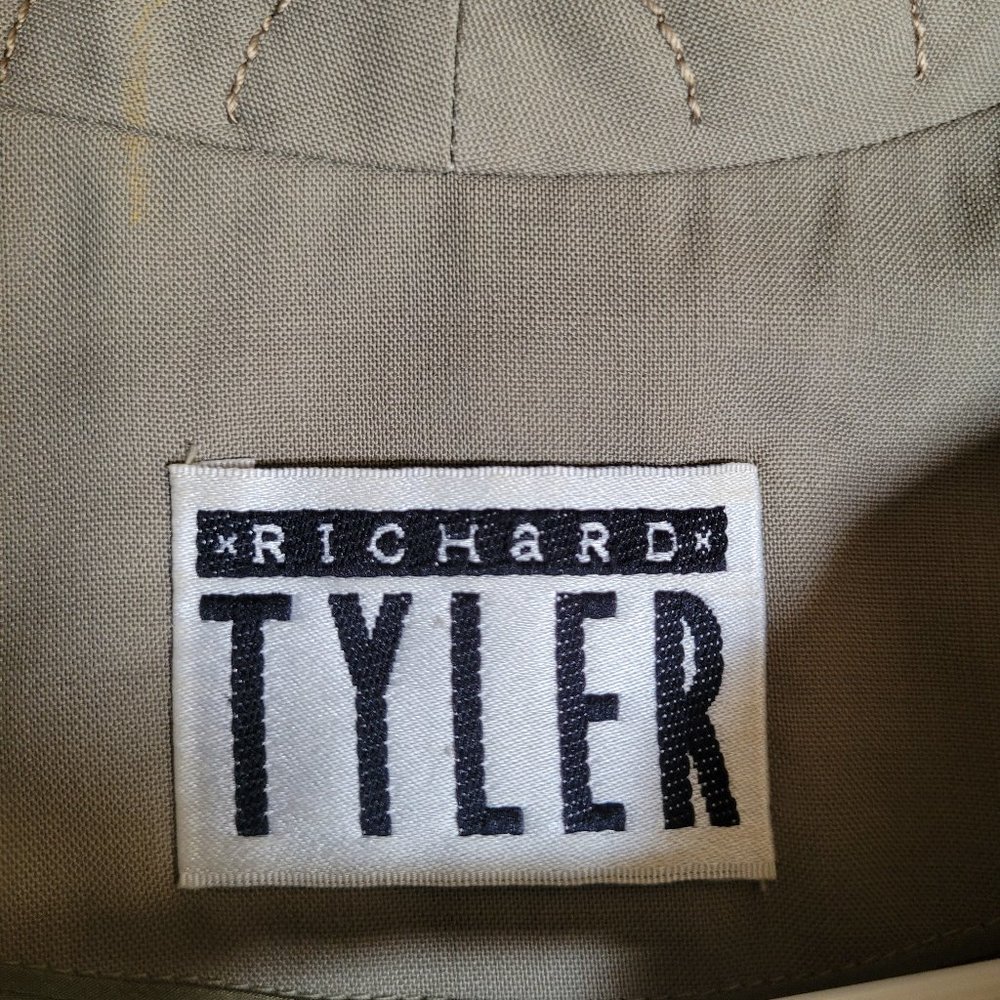 Richard Tyler skirt suit, beige, size 6 , light weight wool